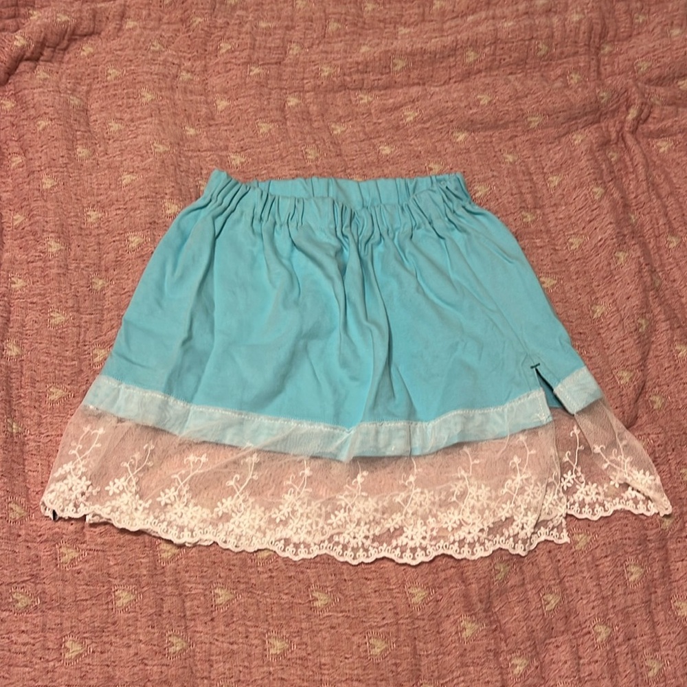 Never worn super cute skirt. Stretchy waist